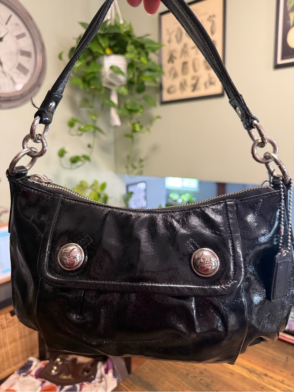 VINTAGE BLACK PATENT LEATHER SHOULDER BAG